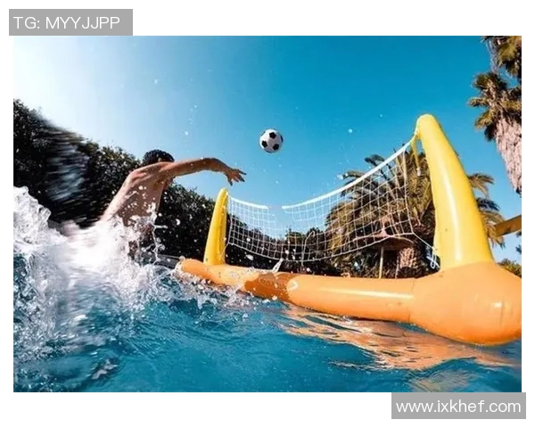 足球明星们在沙滩上踢排球的卡通趣味画面展现运动的快乐与友谊